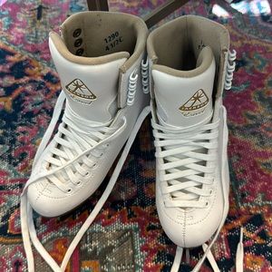 Barely used Jackson ice skates, 4.5